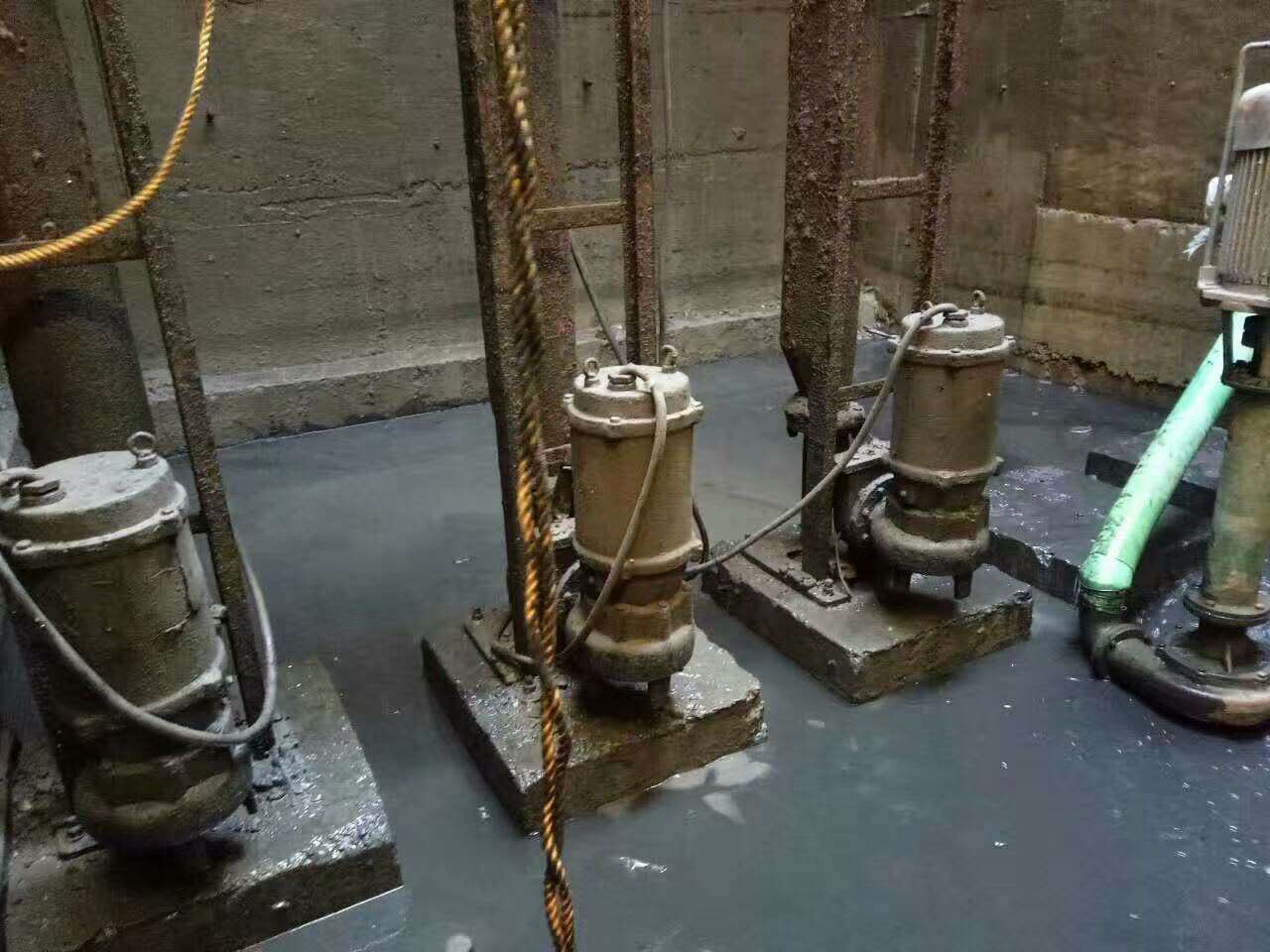 鲁山污水池清理